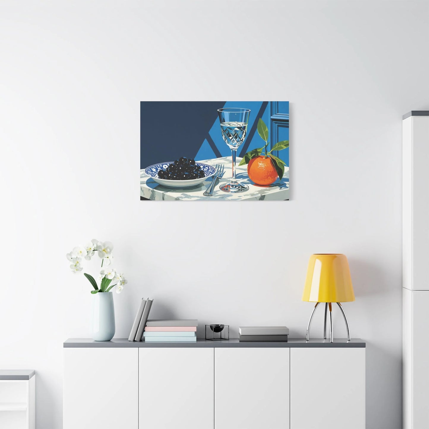 Tableau Nature Morte Cristal Olives Noir Blanc - Éclat Monochrome - ambiance loft haut de plafond