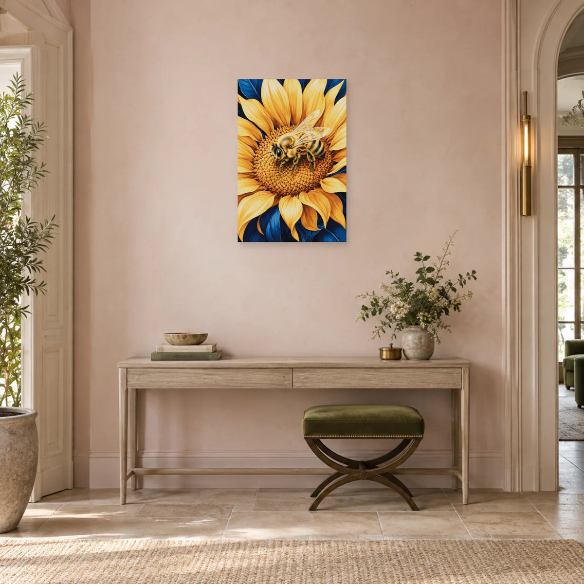 Affiche Abeille dorée – Fleur solaire dans une entrée ou un couloir - Art Virtuoso