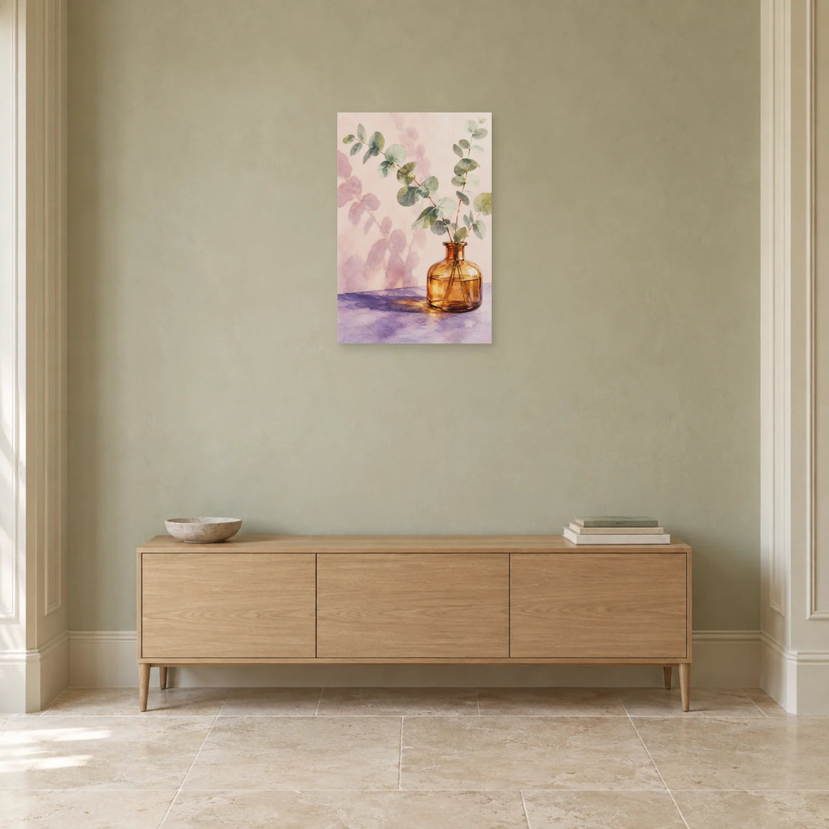 Affiche Aquarelle Eucalyptus et verre ambré dans une entrée ou un couloir - Art Virtuoso