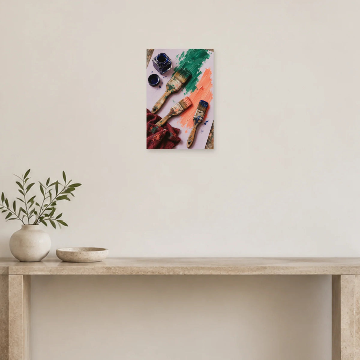 Affiche contemporaine – Atelier, pinceaux et couleurs dans une entrée ou un couloir - Art Virtuoso