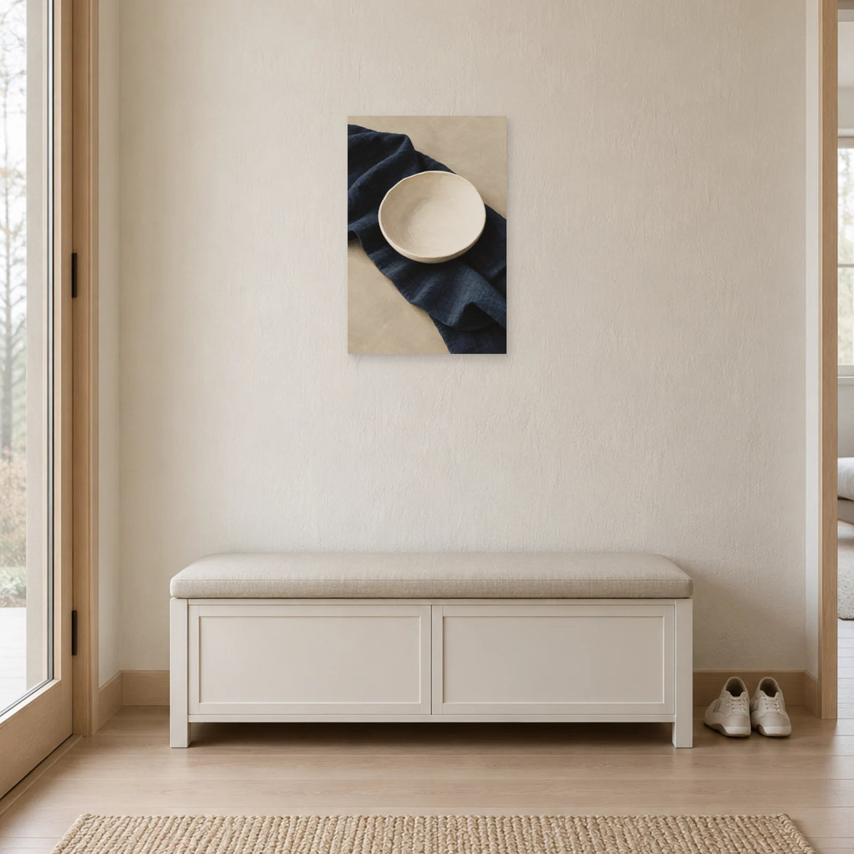 Affiche Japandi Bol blanc et lin indigo dans une entrée ou un couloir - Art Virtuoso