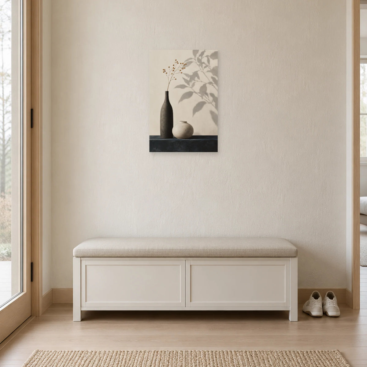 Affiche Japandi Vases contrastés et ombre végétale dans une entrée ou un couloir - Art Virtuoso