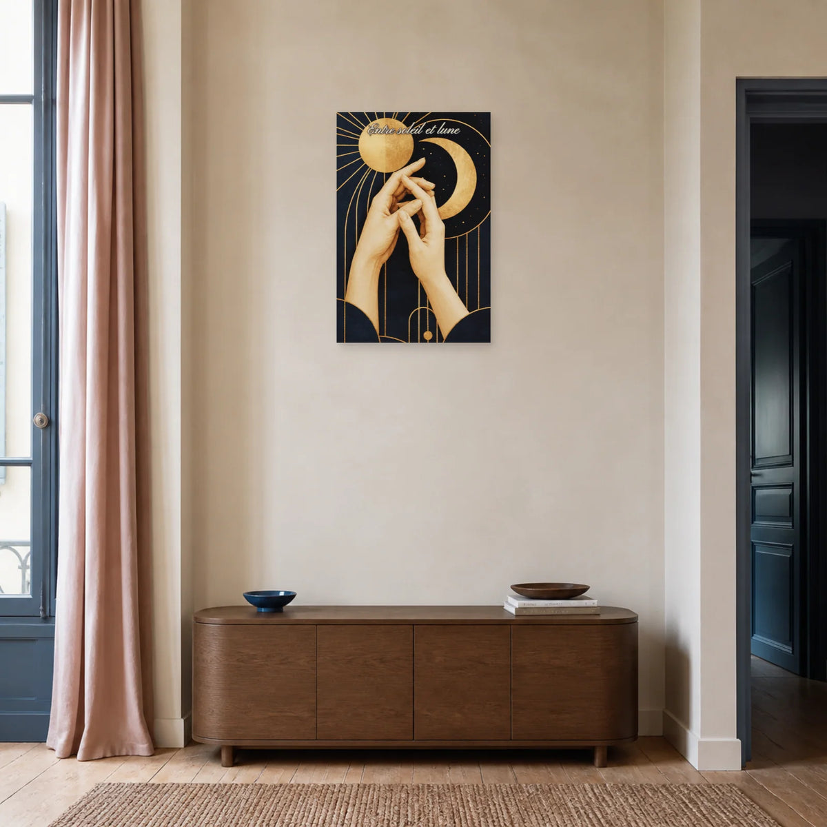 Affiche Entre soleil et lune - Mains enlacées dans une entrée ou un couloir - Art Virtuoso