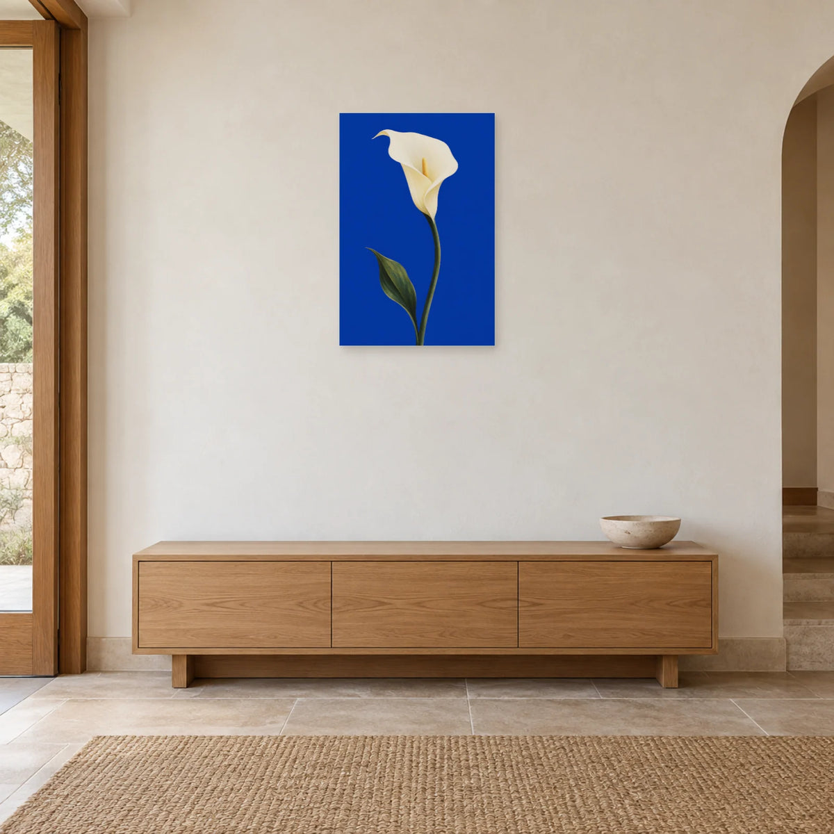 Affiche minimaliste - Arum ivoire sur cobalt dans une entrée ou un couloir - Art Virtuoso