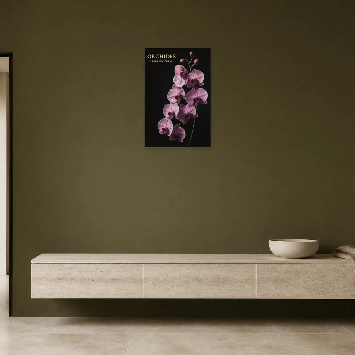 Affiche Orchidée – Étude Nocturne dans une entrée ou un couloir - Art Virtuoso