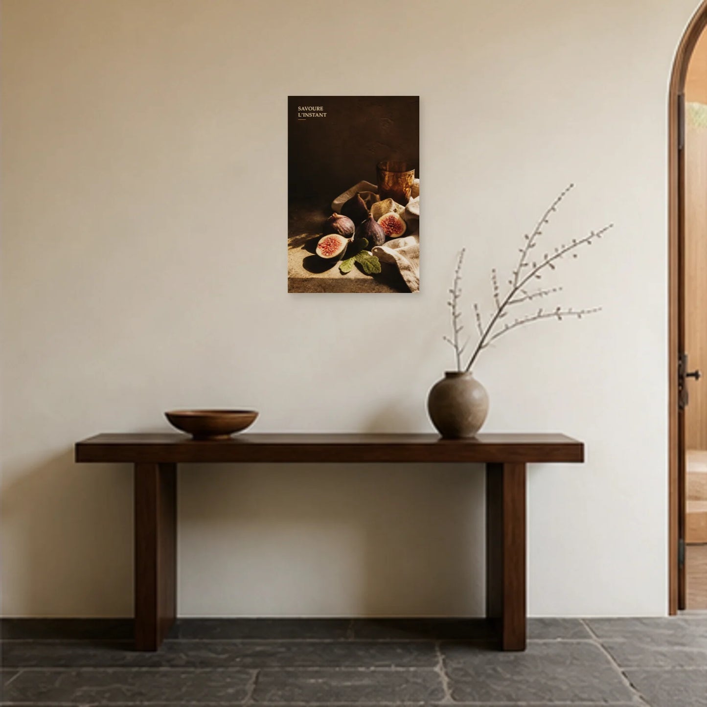 Affiche photo Figues et verre ambré - Savoure l’instant dans une entrée ou un couloir - Art Virtuoso