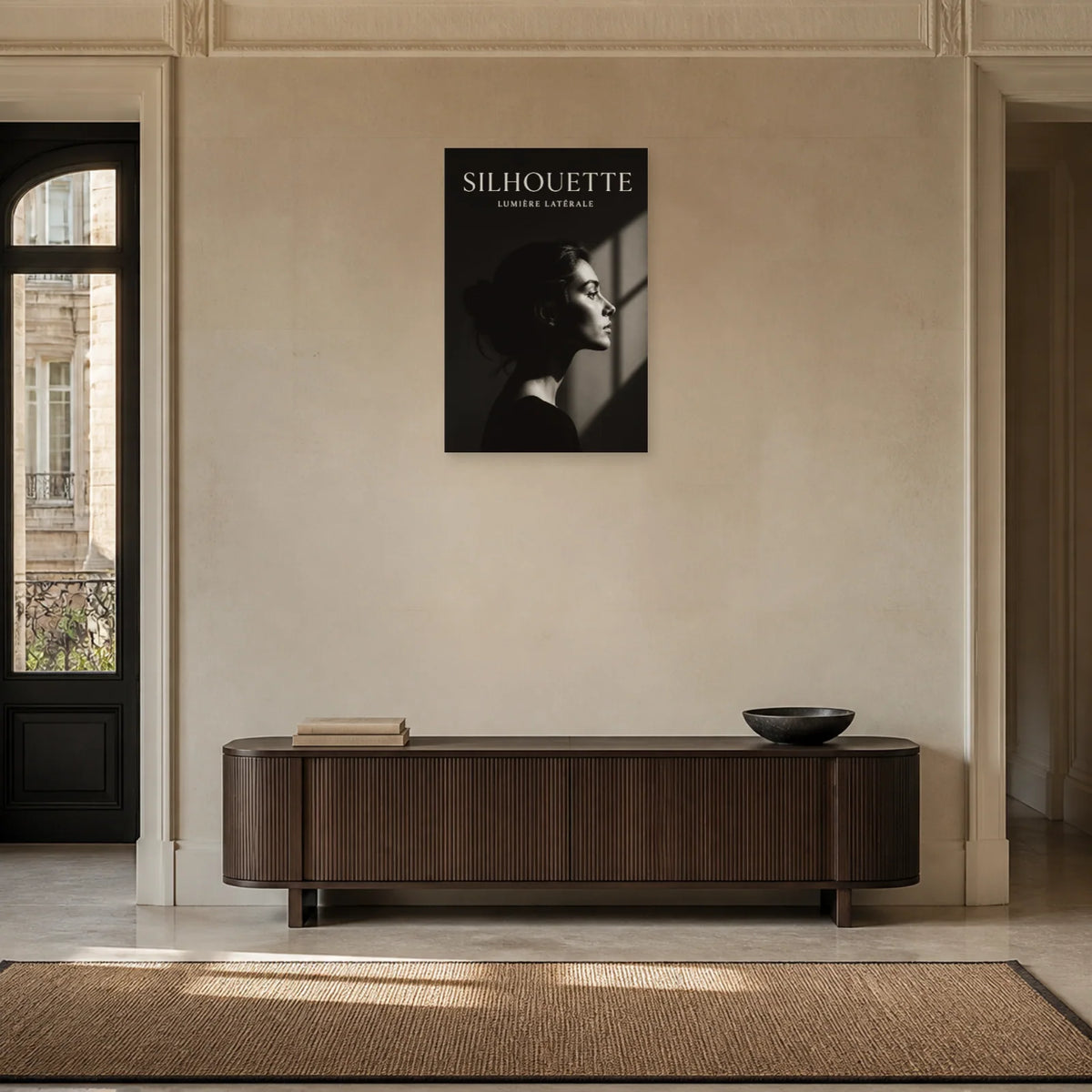 Affiche Silhouette – Lumière Latérale dans une entrée ou un couloir - Art Virtuoso