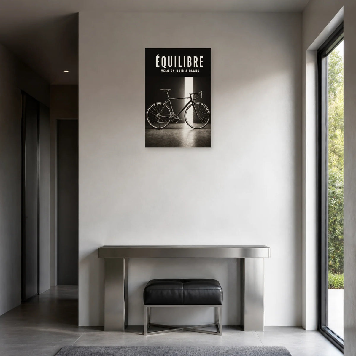Affiche Vélo noir et blanc – Équilibre dans une entrée ou un couloir - Art Virtuoso