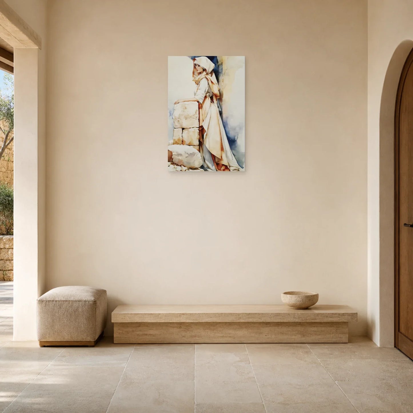 Tableau Femme Voilée Beige – Portrait aux Drapés Ivoire accroché dans une entrée