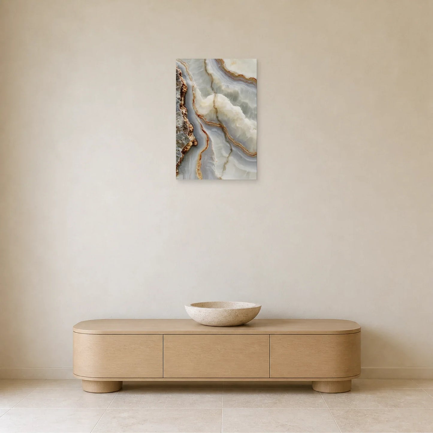 Tableau beige effet pierre mis en scène dans une entrée