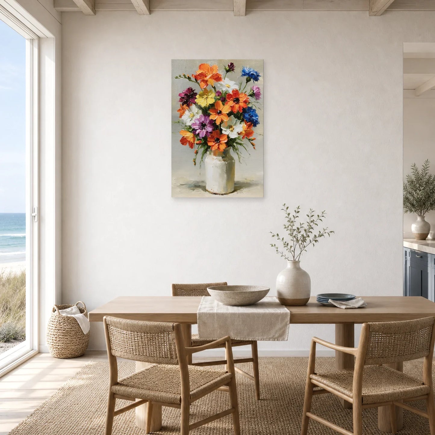 Tableau bouquet effet pictural dans une salle à manger lumineuse