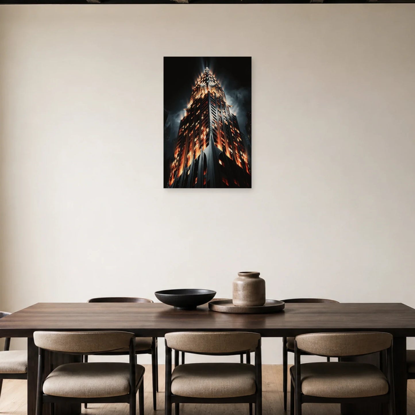 Chrysler Building illuminé au mur d’une salle à manger