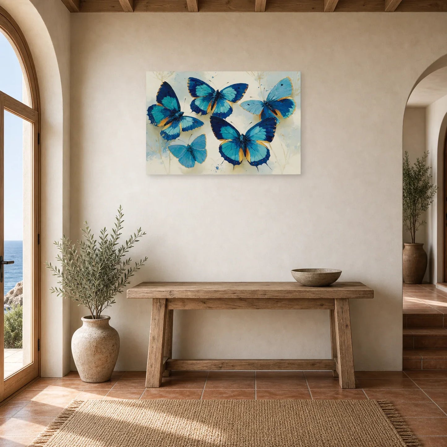 Tableau papillons bleus en aquarelle sur fond clair dans une entrée ou un couloir décoré