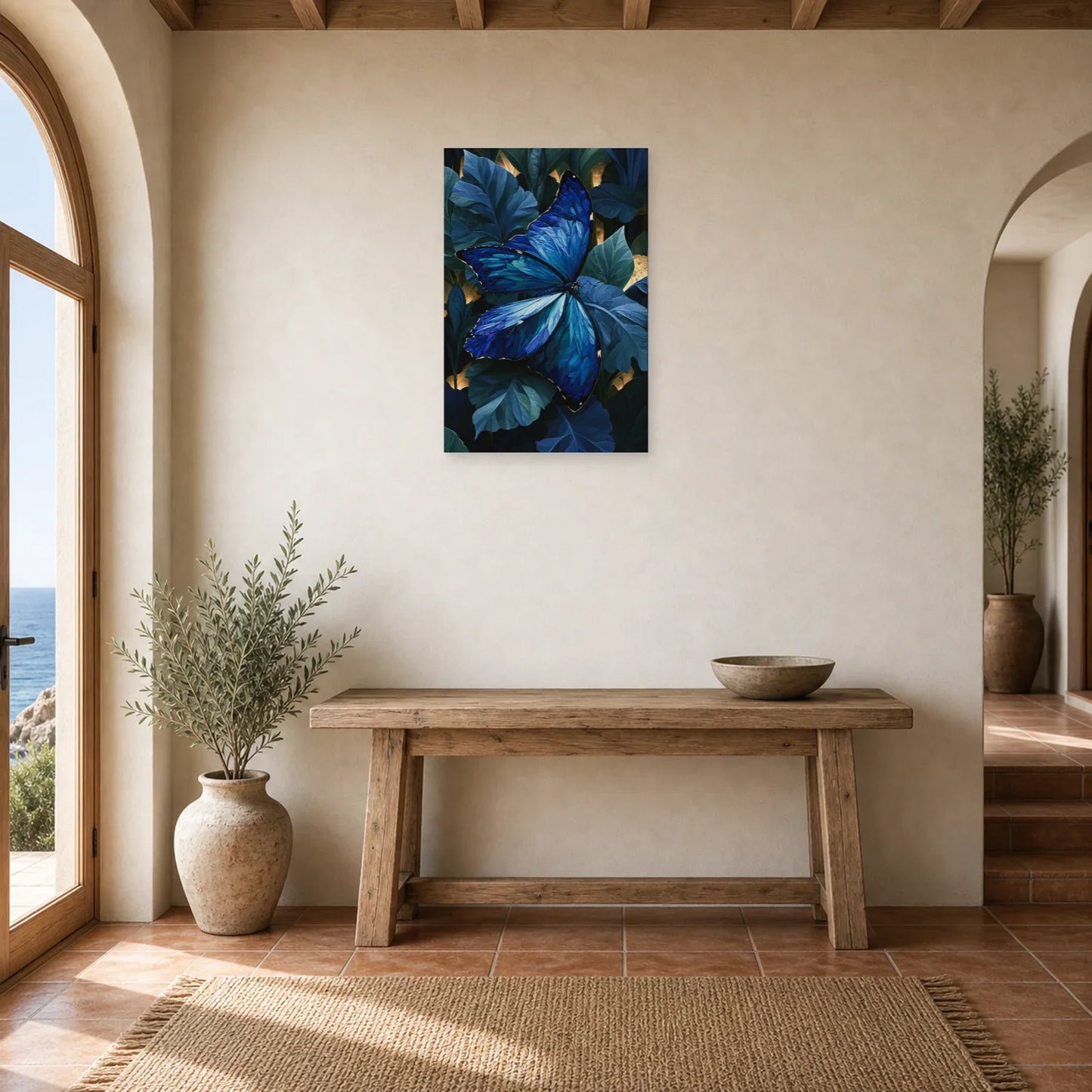 Tableau papillon bleu morpho sur feuillage sombre dans une entrée ou un couloir décoré