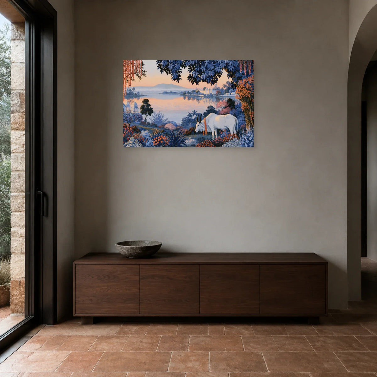 Tableau Vache Sacrée en Inde présenté dans une entrée - Art Virtuoso