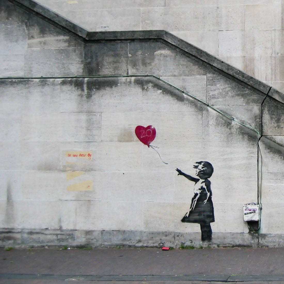 La Petite Fille au Ballon de Banksy : Quand l'Art Urbain Prend son Envol