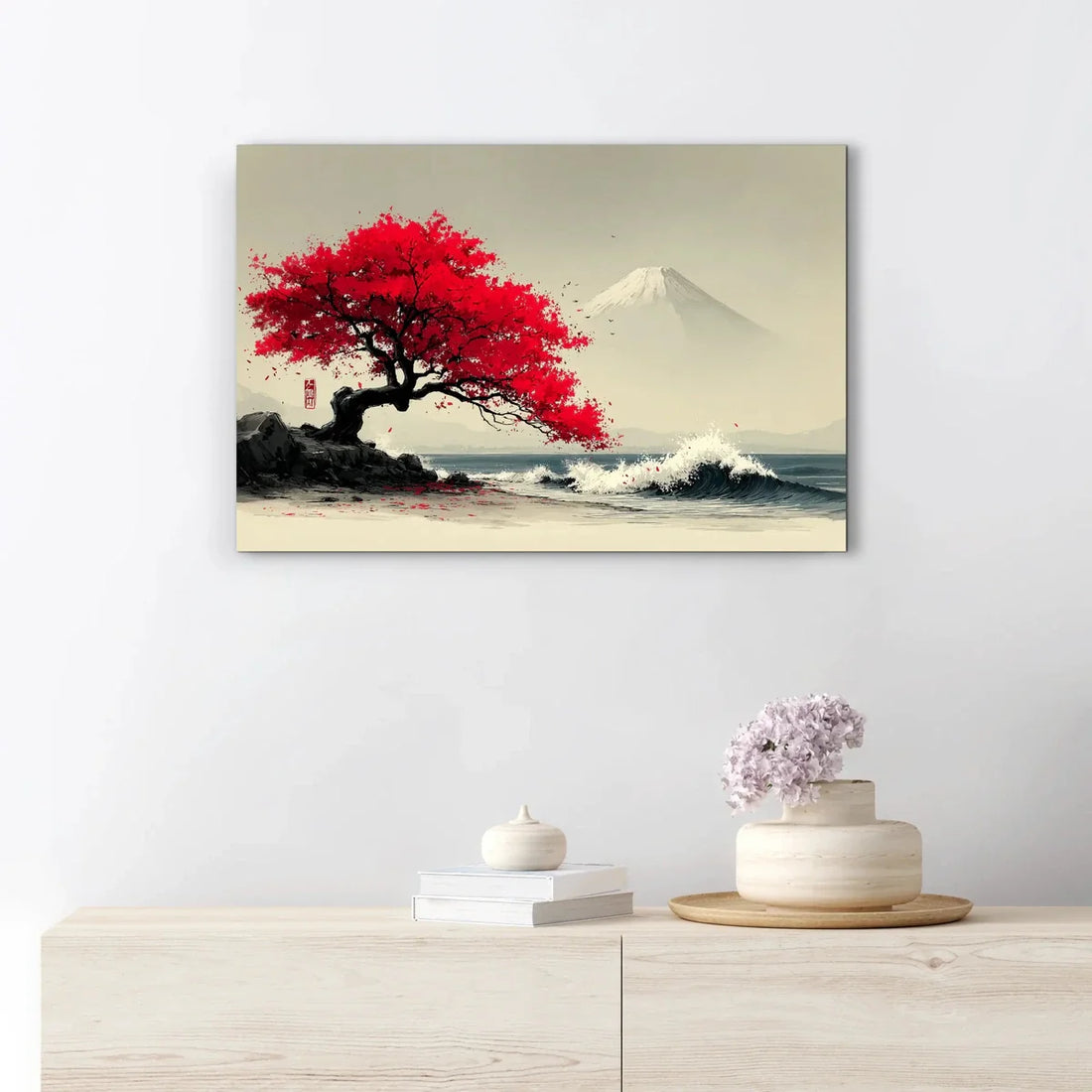Tableau japonais avec érable rouge et mont Fuji présenté dans un intérieur clair