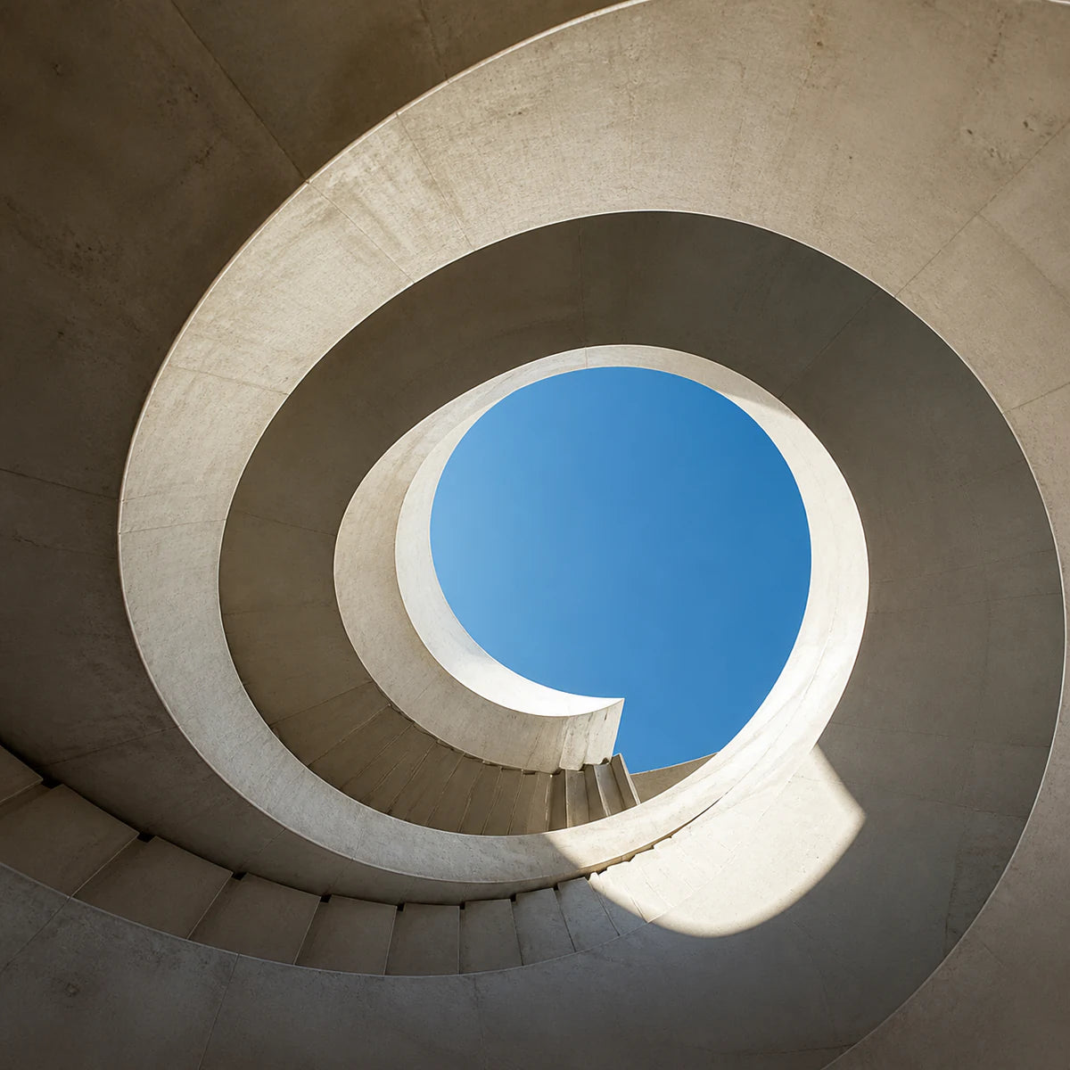 Escalier hélicoïdal et ciel bleu pour la collection d’affiches d’architecture