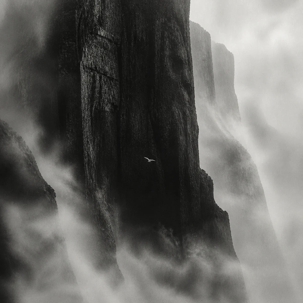 Falaises dans la brume en noir et blanc pour la collection d’affiches monochromes