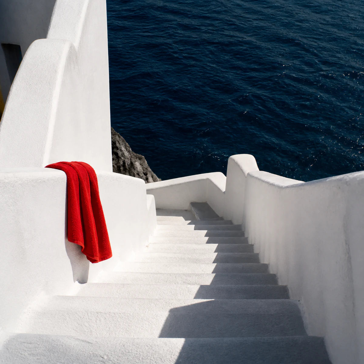 Escalier blanc descendant vers la mer pour la collection d’affiches photographiques