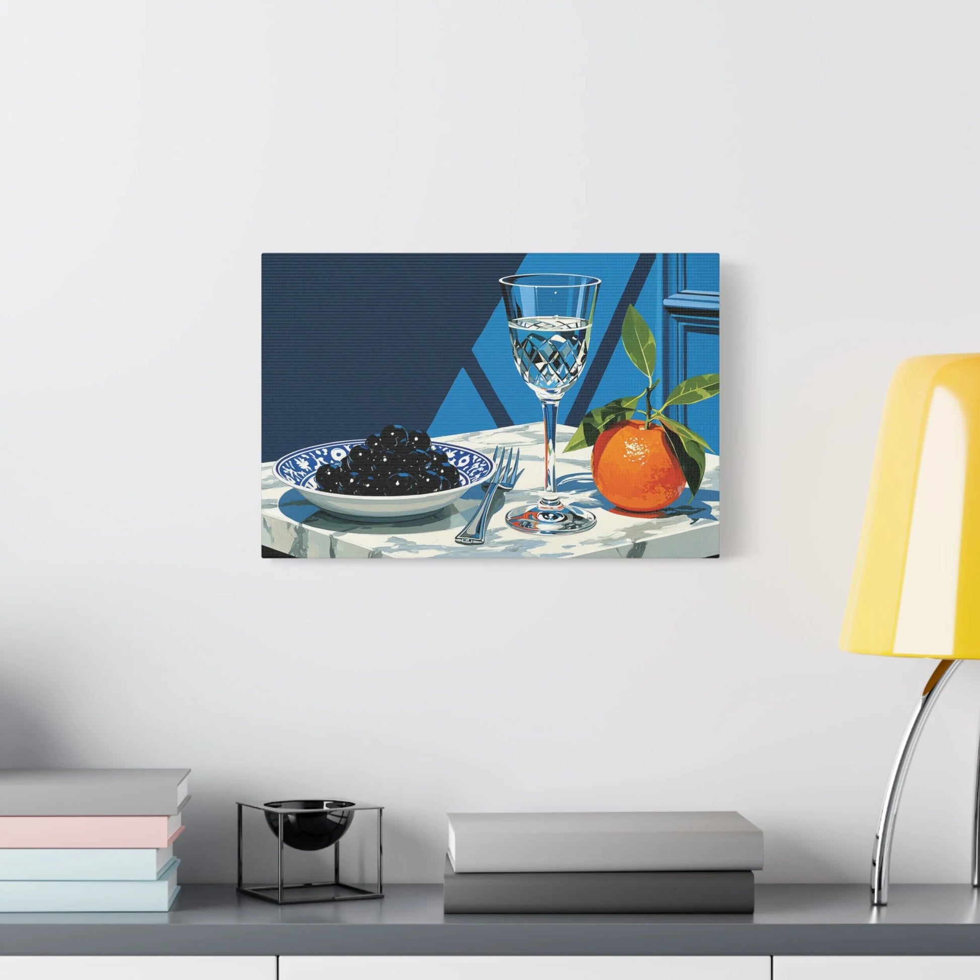 Tableau Nature Morte Cristal Olives Noir Blanc - Éclat Monochrome - décor salon contemporain bois
