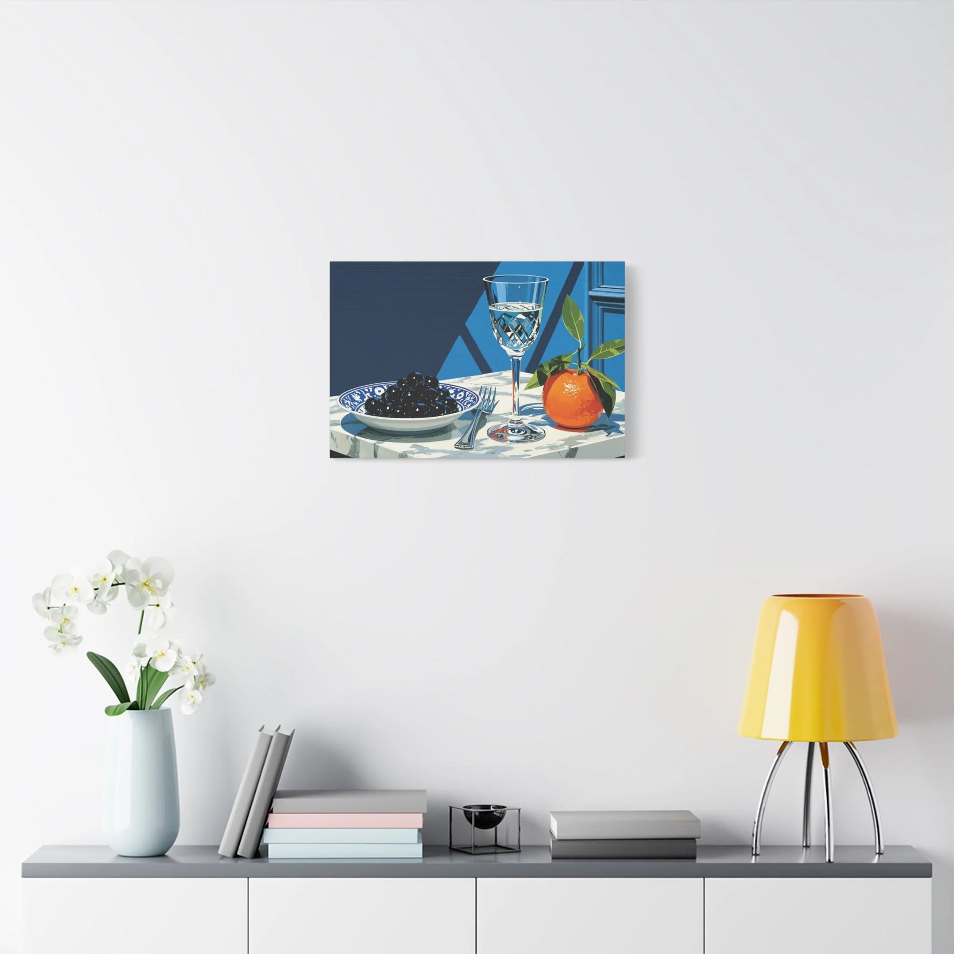 Tableau Nature Morte Cristal Olives Noir Blanc - Éclat Monochrome - ambiance chambre adulte