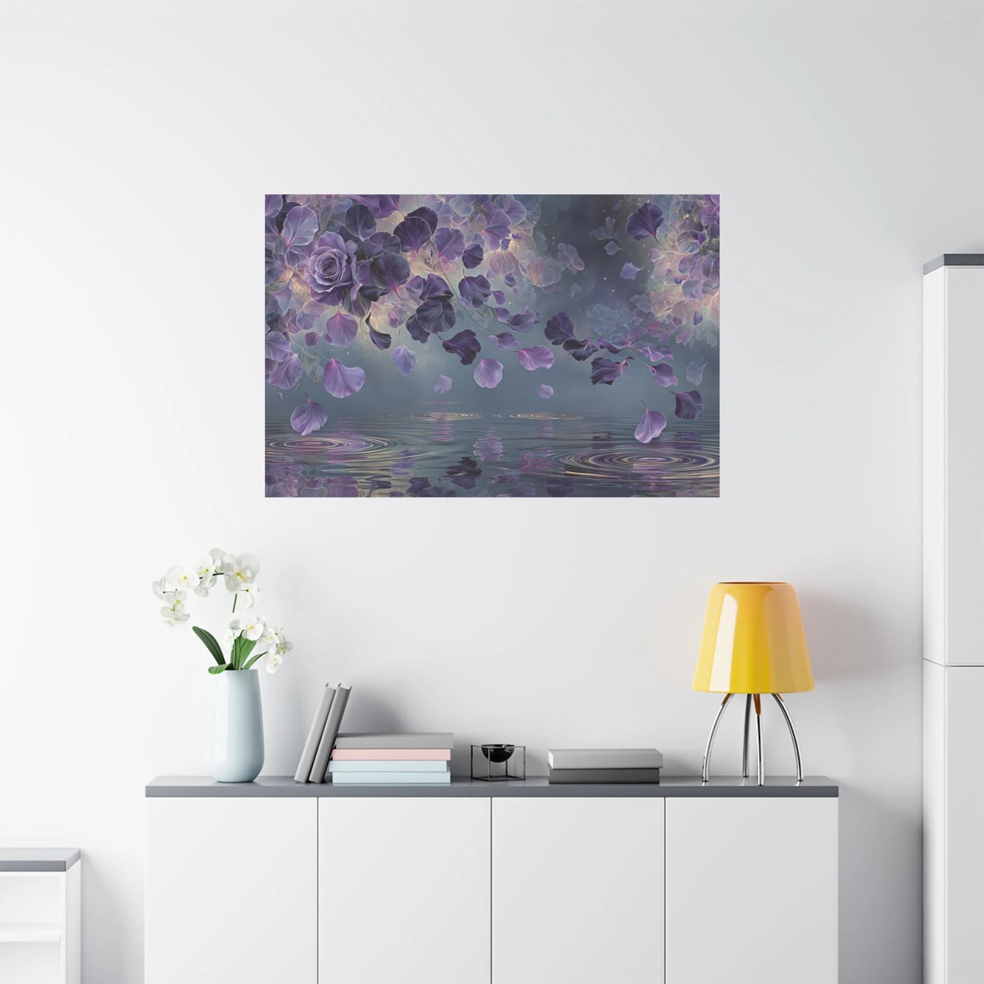 Tableau Pétales eau violet dans un salon contemporain