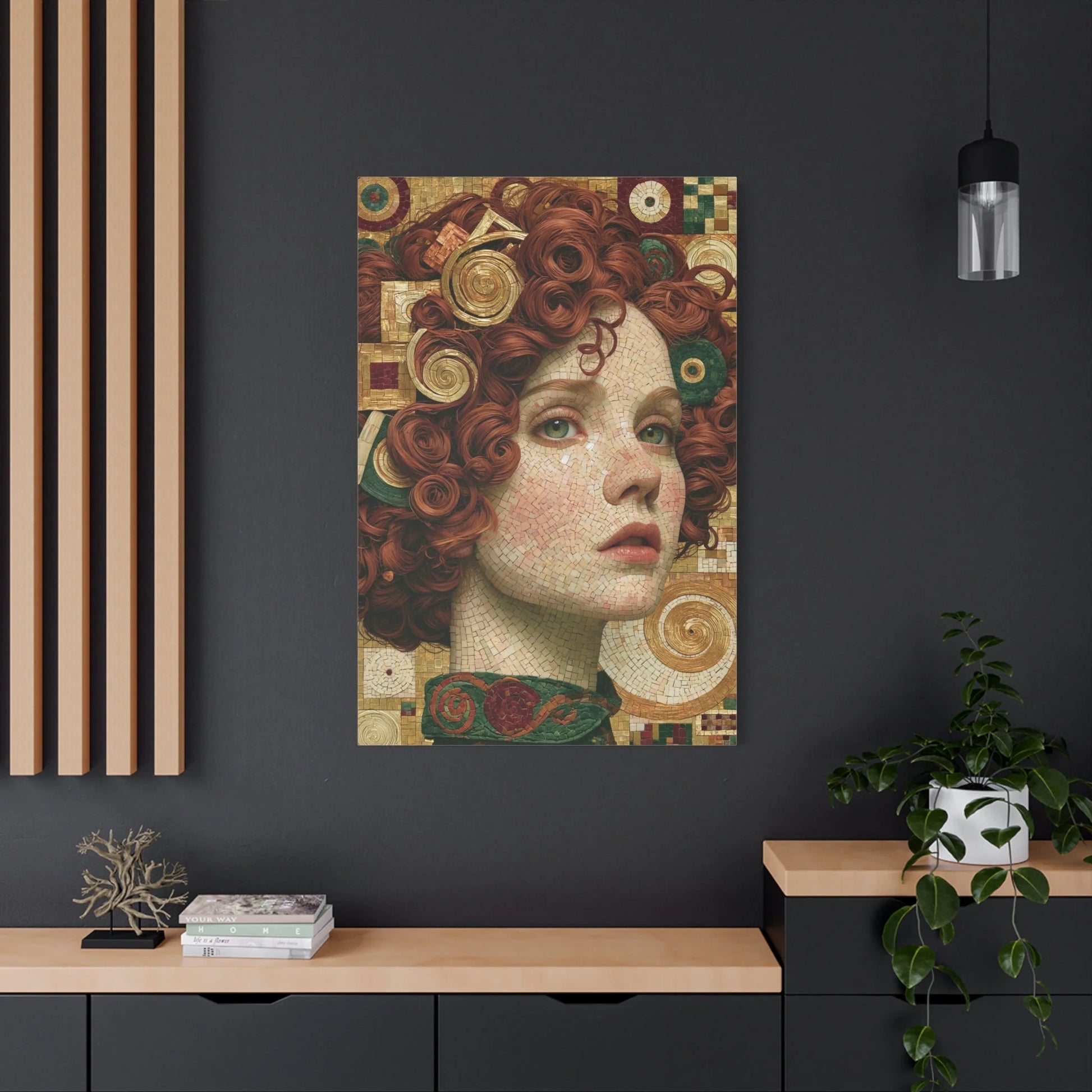 Tableau en Mosaïque Femme Klimt Dorée - Éclat du Baiser - mise en scène impact maximal