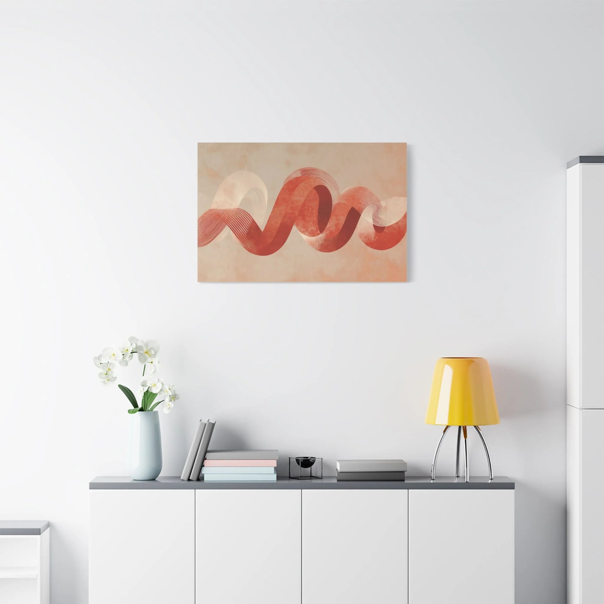 Toile calligraphie terracotta dans un salon scandinave