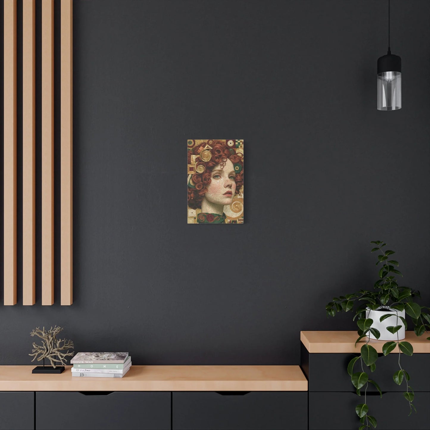 Tableau en Mosaïque Femme Klimt Dorée - Éclat du Baiser - vue mur béton ciré