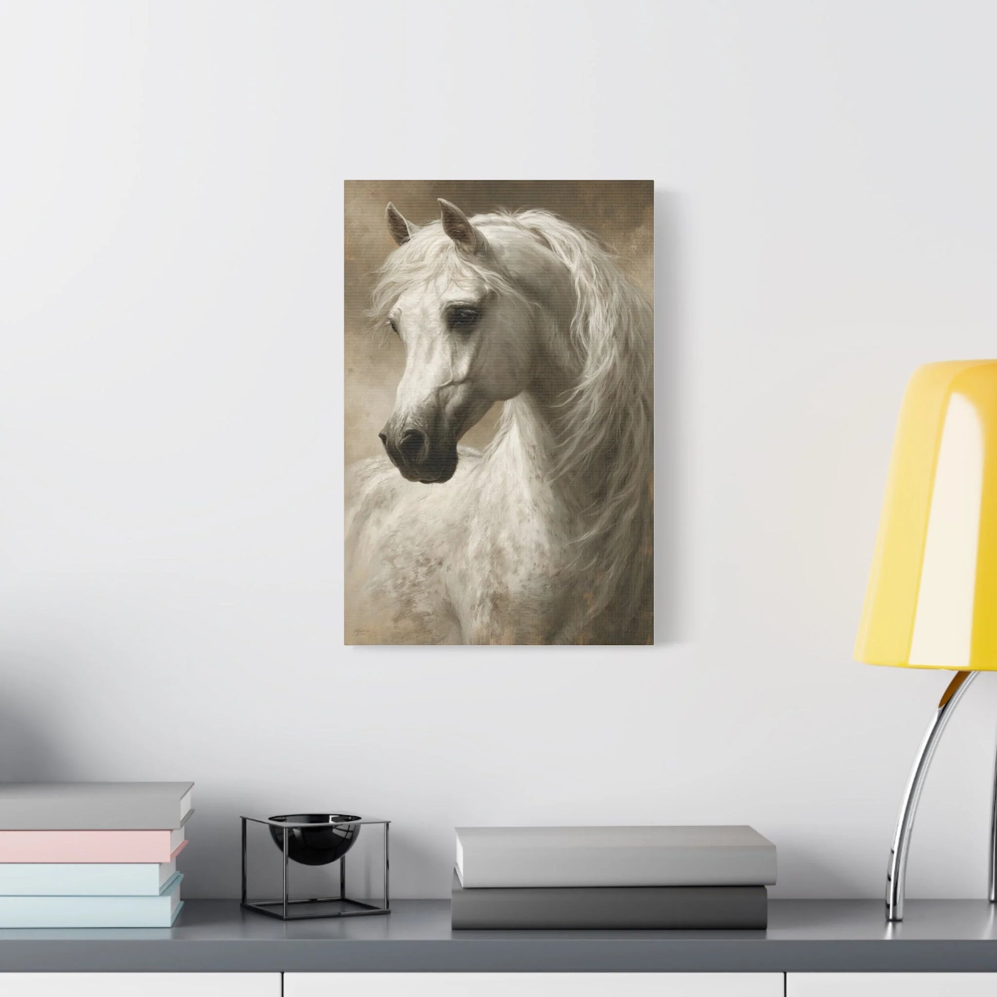Tableau cheval blanc au-dessus d'un buffet en bois clair