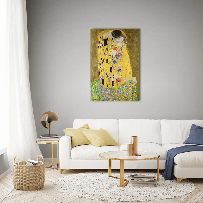 Klimts Der Kuss als Leinwandbild mit goldenen Mustern