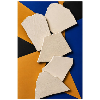 Affiche abstraite - Fragments de plâtre, collage abstrait en relief mineral verticale, format 60 × 90 cm