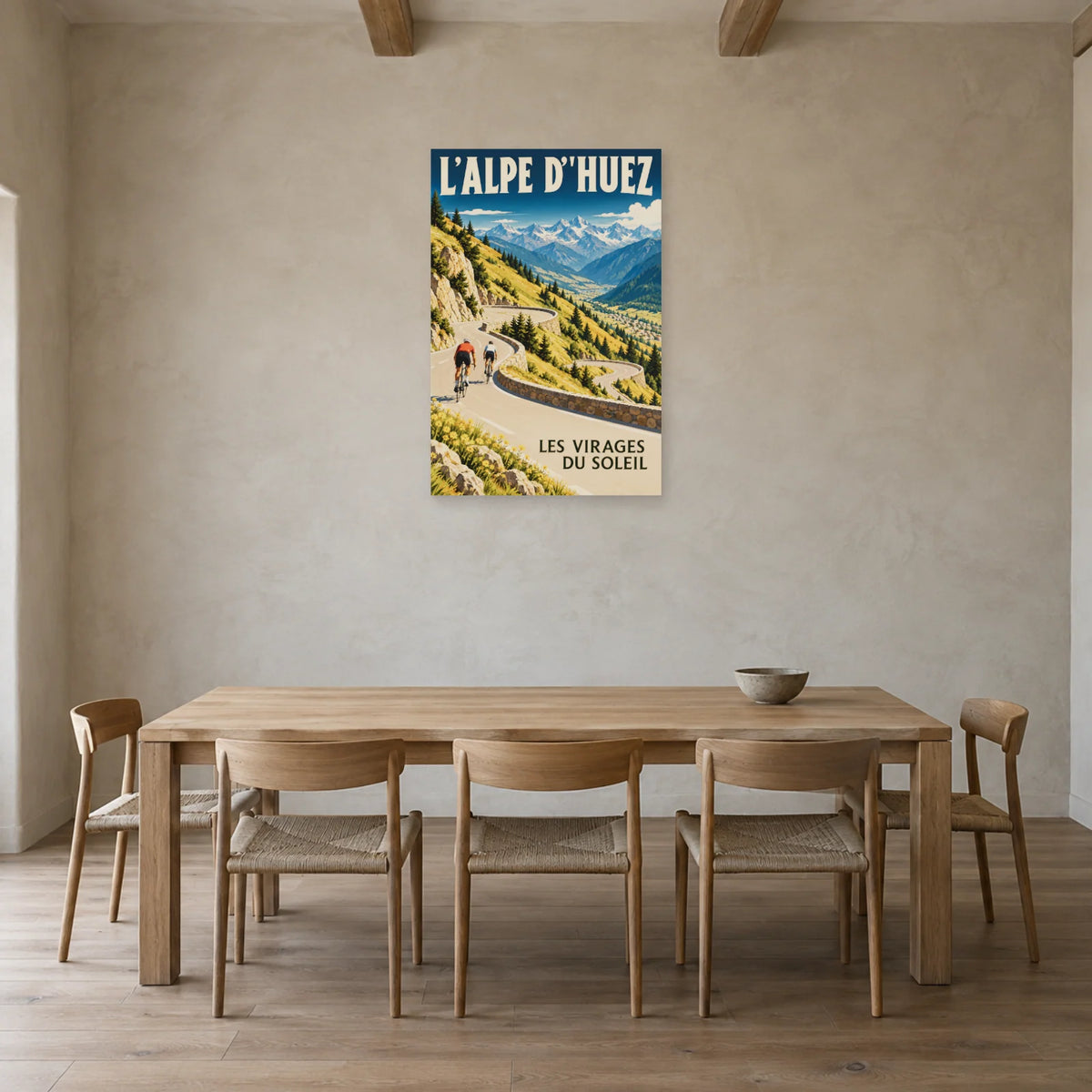 Affiche Alpe d'Huez - Virages au soleil dans une salle à manger - Art Virtuoso