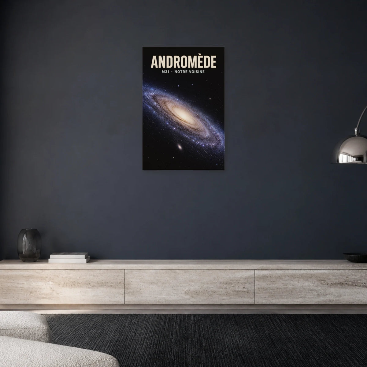 Affiche Andromède – M31, Notre Voisine dans un salon - Art Virtuoso
