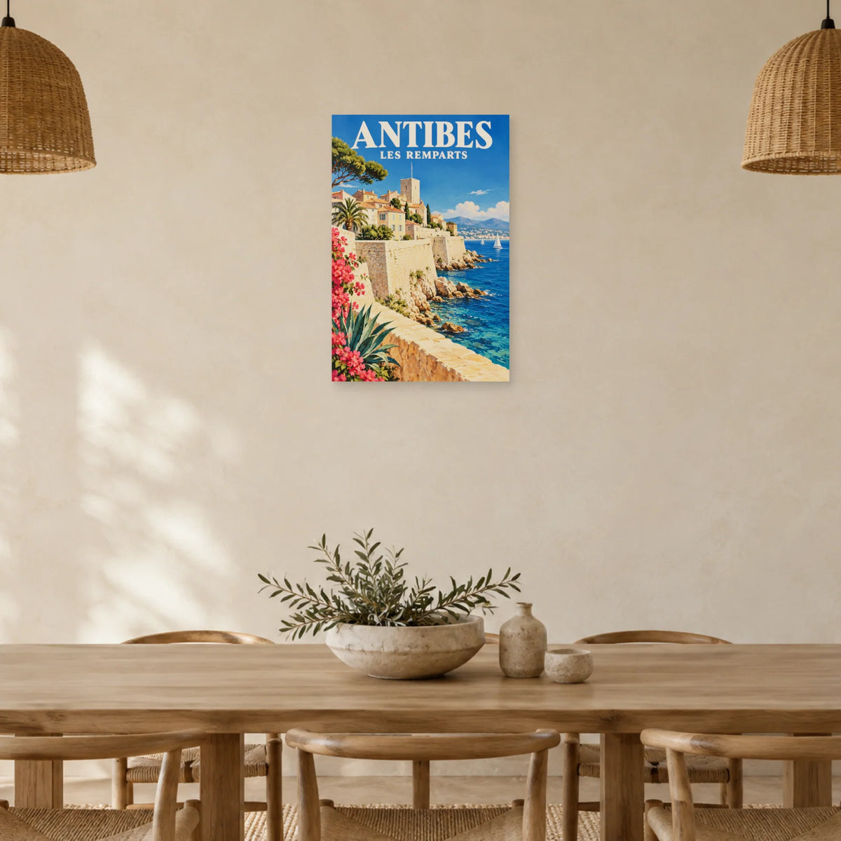 Affiche Antibes - Remparts de lumière dans une salle à manger - Art Virtuoso