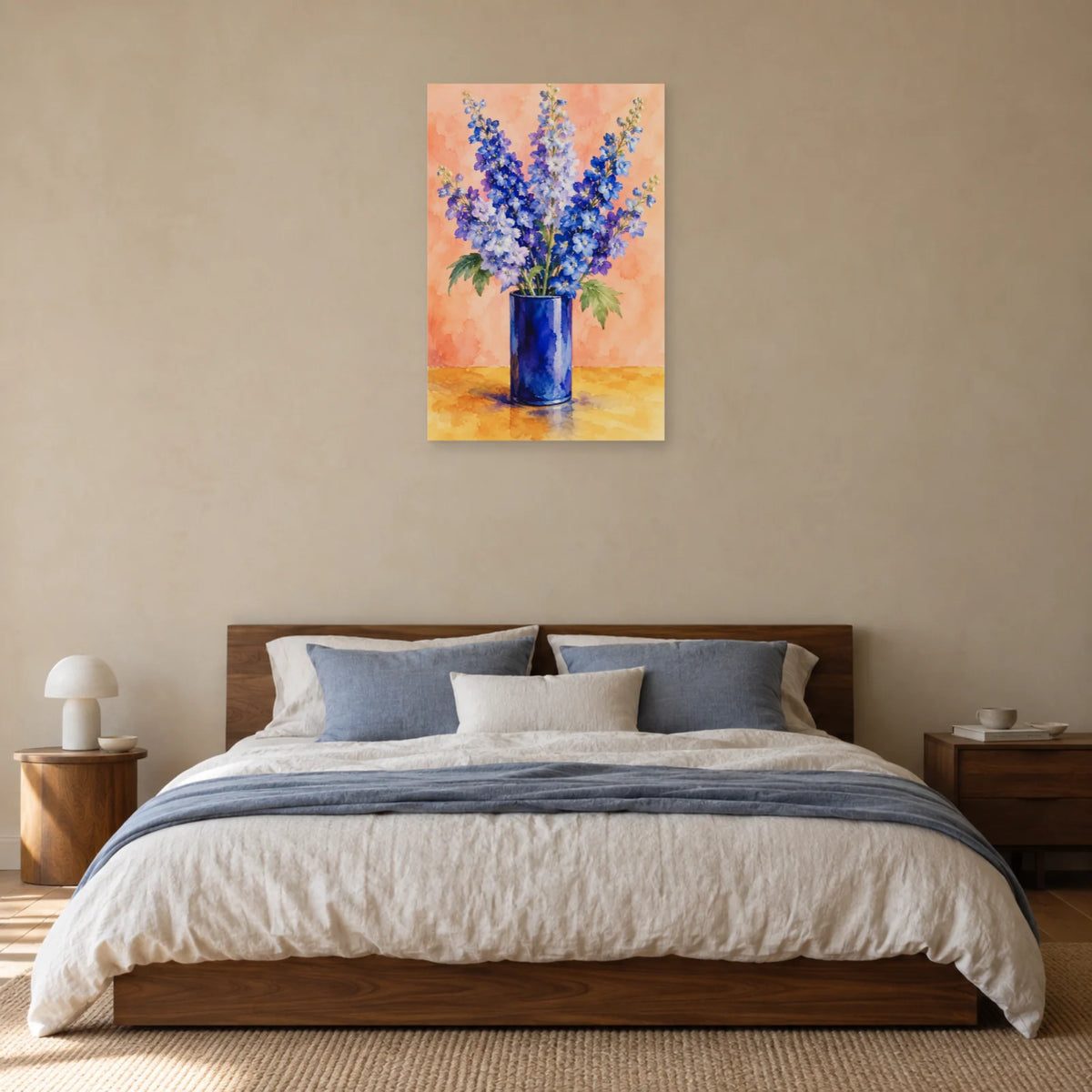Affiche Aquarelle Delphiniums au vase cobalt dans une chambre - Art Virtuoso