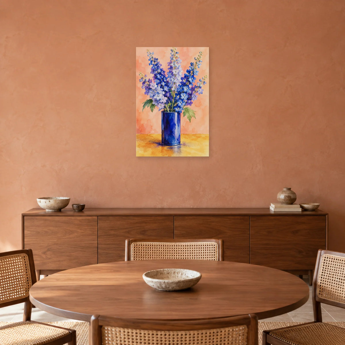Affiche Aquarelle Delphiniums au vase cobalt dans une salle à manger - Art Virtuoso