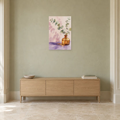 Affiche Aquarelle Eucalyptus et verre ambré dans une entrée ou un couloir - Art Virtuoso