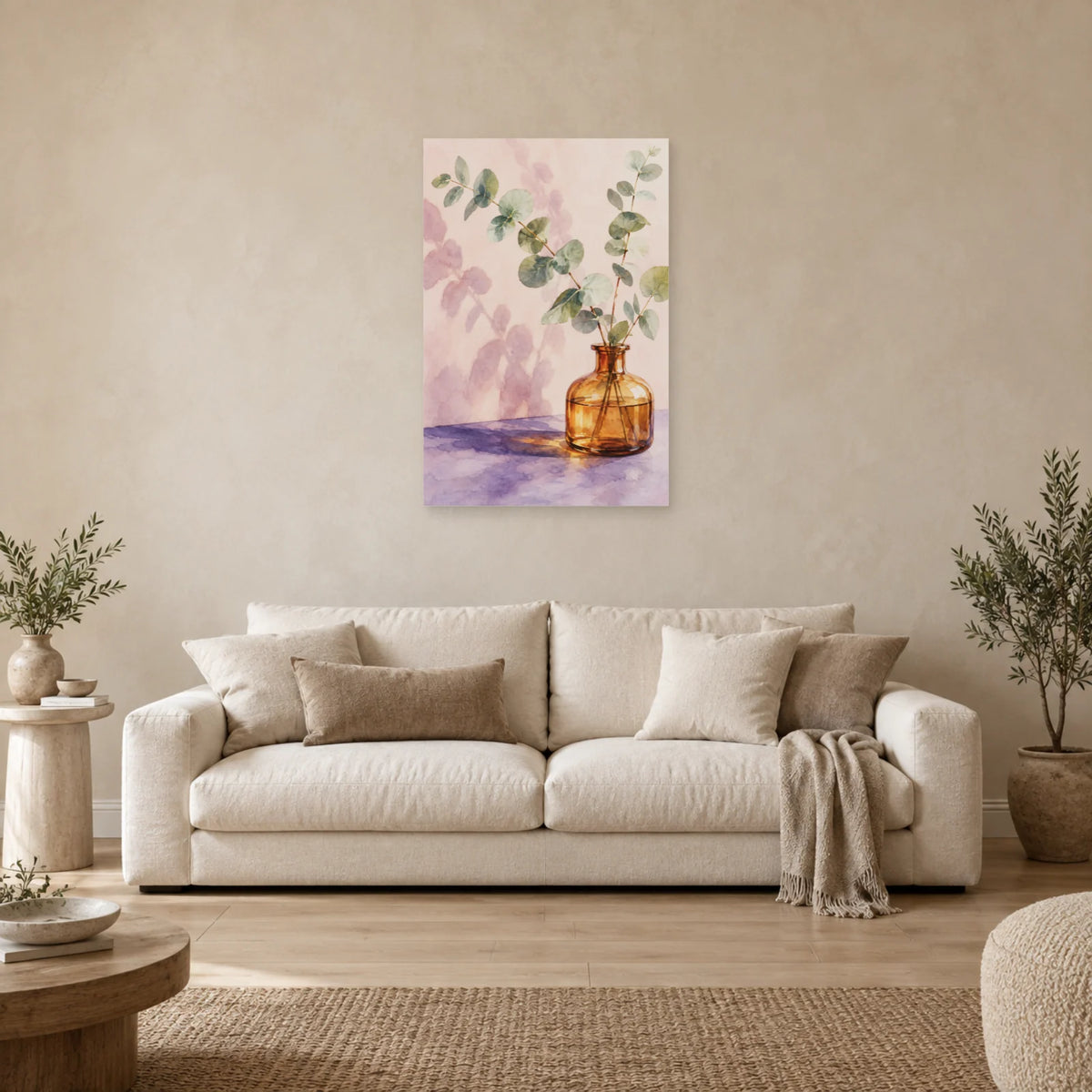 Affiche Aquarelle Eucalyptus et verre ambré dans un salon - Art Virtuoso