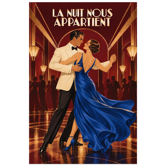 Vue du format 30 × 45 cm : couple en pied sous une arche dans un bal grenat