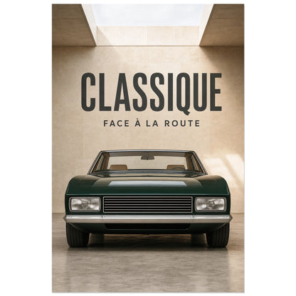 Affiche Classique – Face à la route, photographie automobile réaliste et architecturale à composition symétrique verticale, format 60 × 90 cm