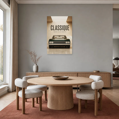 Affiche Voiture classique – Face à la route dans une salle à manger - Art Virtuoso
