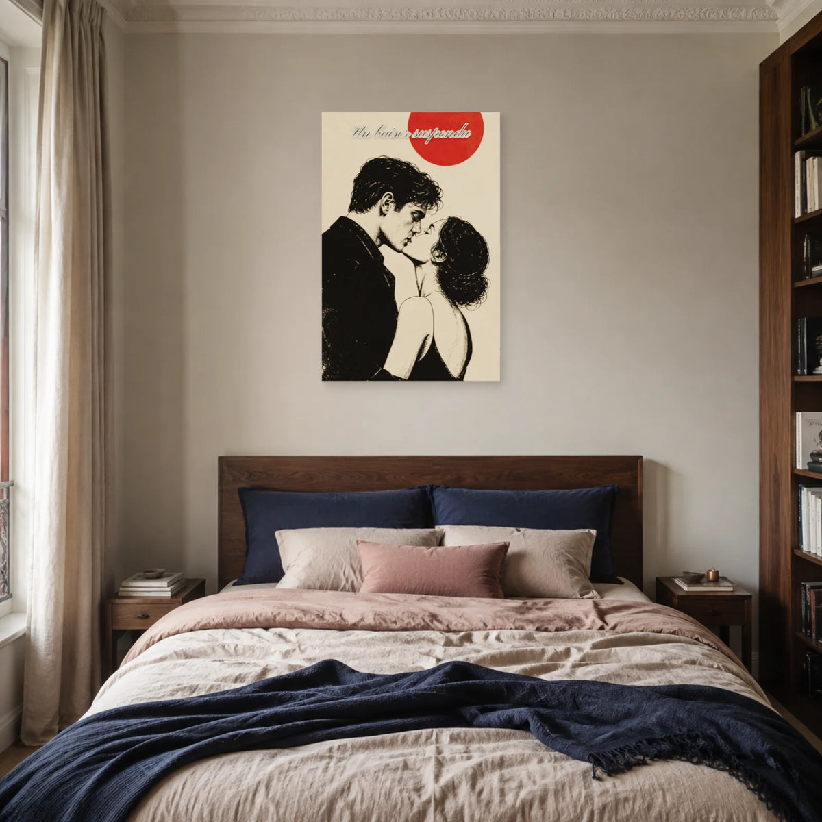 Affiche Un baiser suspendu - Couple en noir et blanc dans une chambre - Art Virtuoso