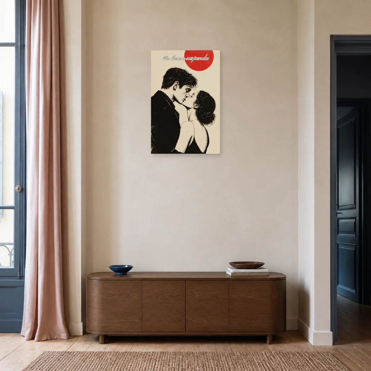 Affiche Un baiser suspendu - Couple en noir et blanc dans une entrée ou un couloir - Art Virtuoso