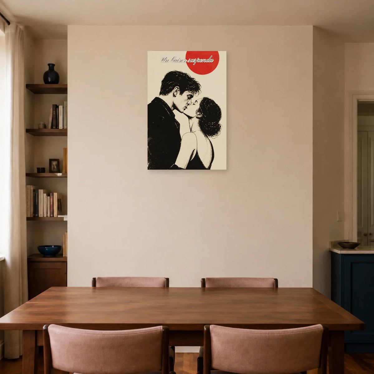 Affiche Un baiser suspendu - Couple en noir et blanc dans une salle à manger - Art Virtuoso