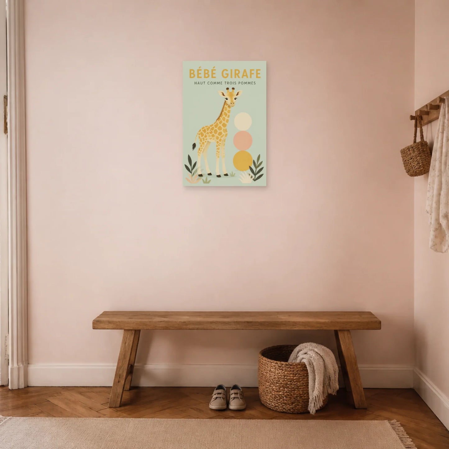 Affiche Bébé Girafe – Haut Comme Trois Pommes dans une entrée ou un couloir - Art Virtuoso