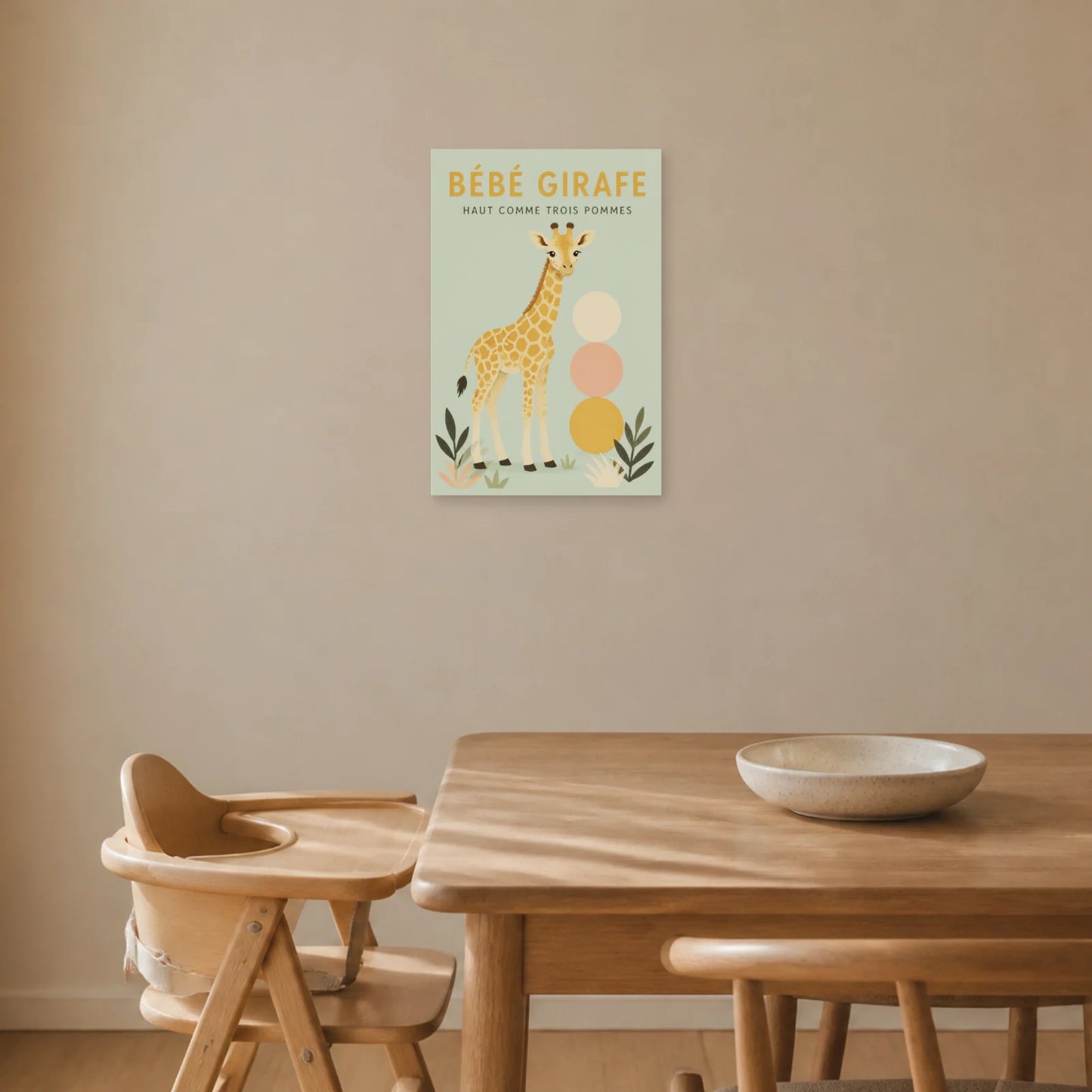 Affiche Bébé Girafe – Haut Comme Trois Pommes dans une salle à manger - Art Virtuoso