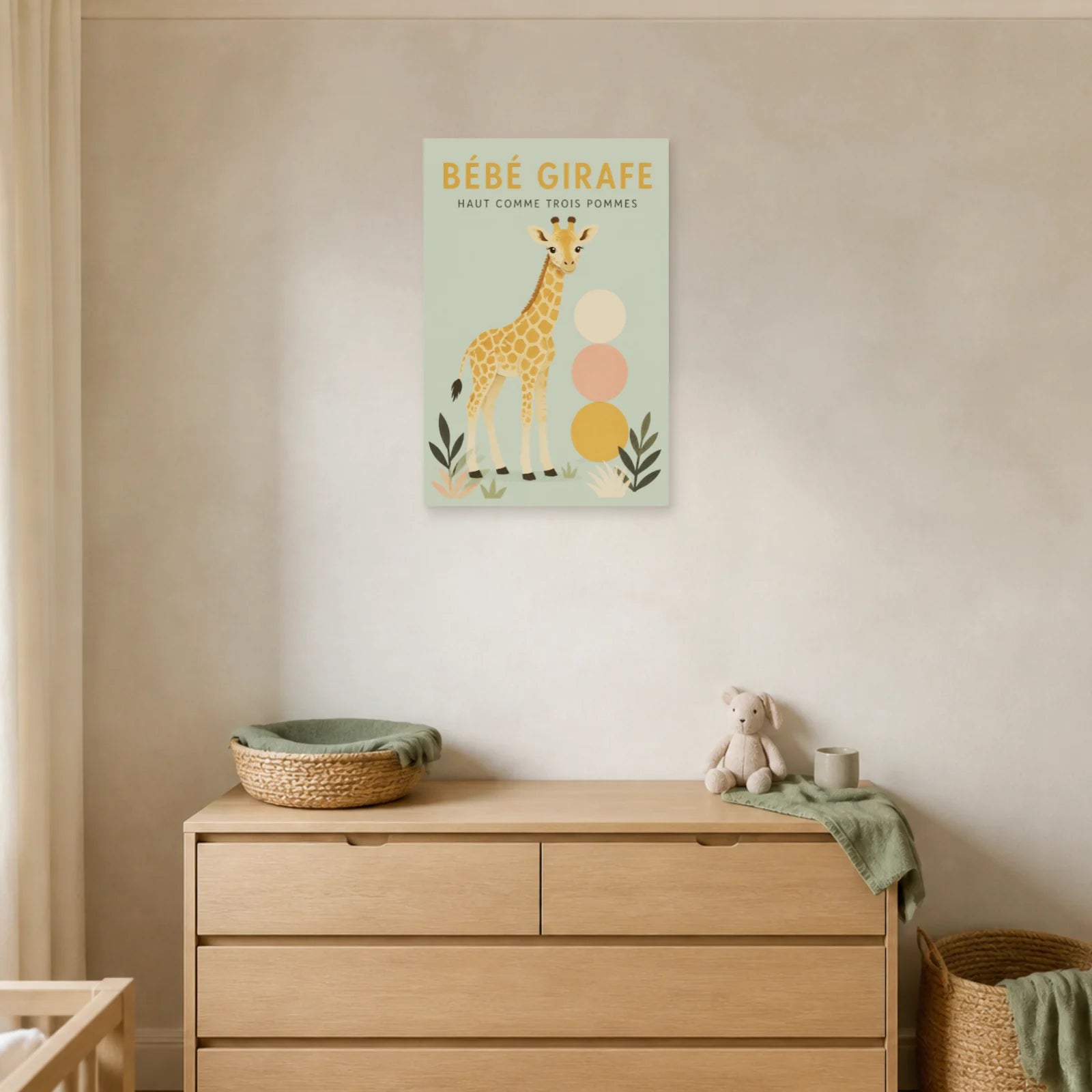 Affiche Bébé Girafe – Haut Comme Trois Pommes dans un salon - Art Virtuoso