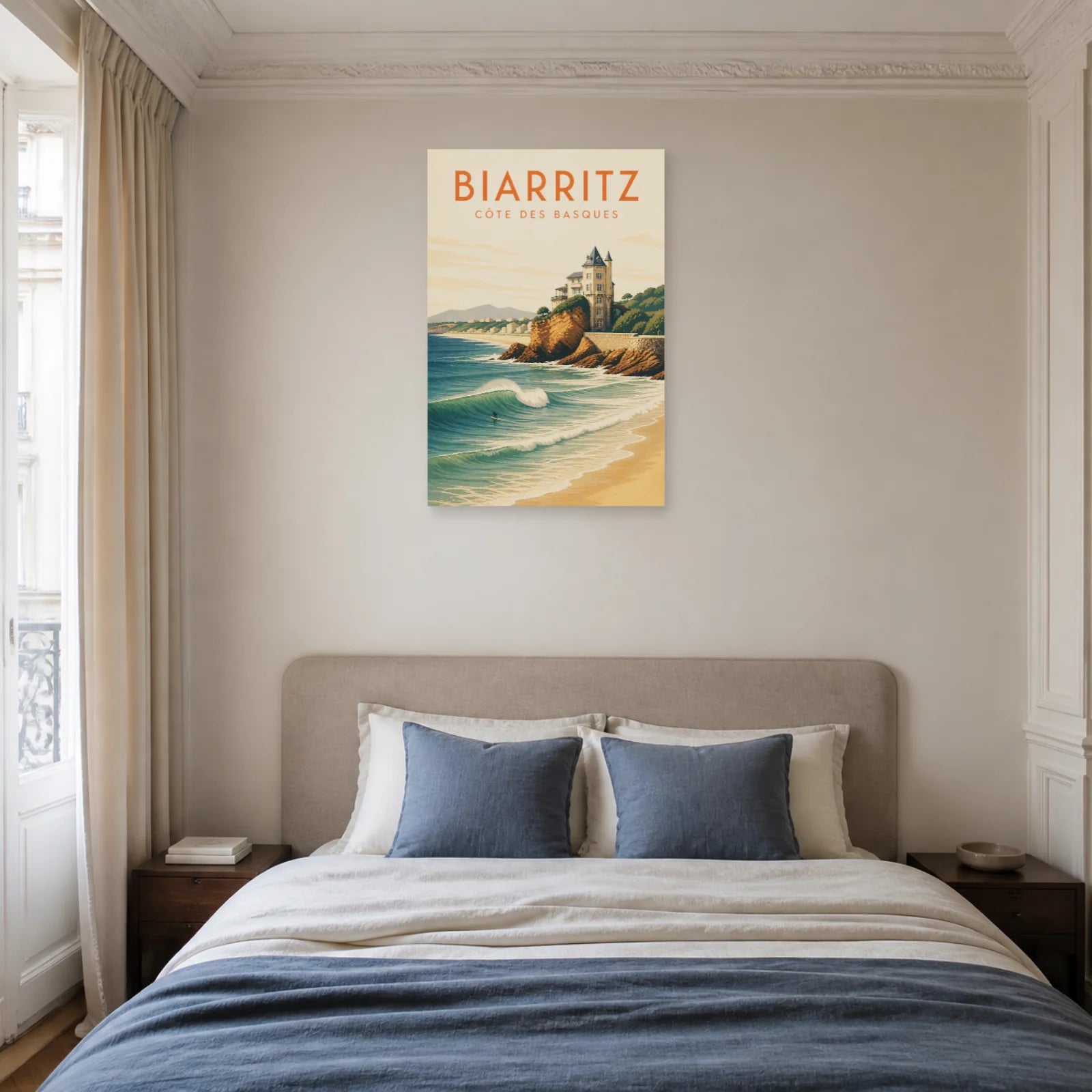Affiche Biarritz – Côte des Basques dans une chambre - Art Virtuoso